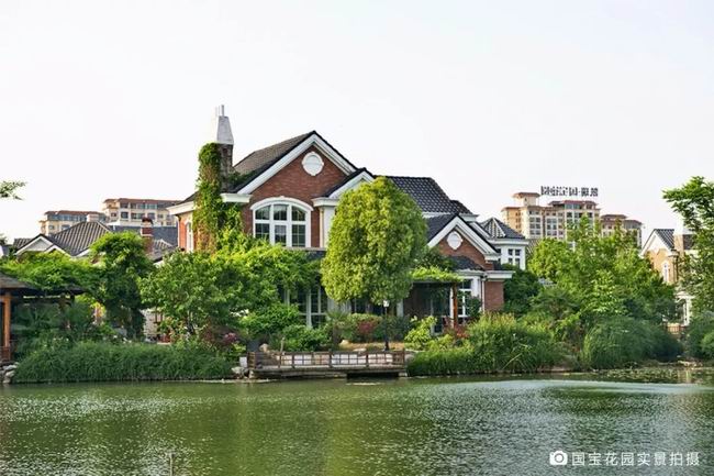 生活在有湖的地方，是對(duì)人生的浪漫私藏
